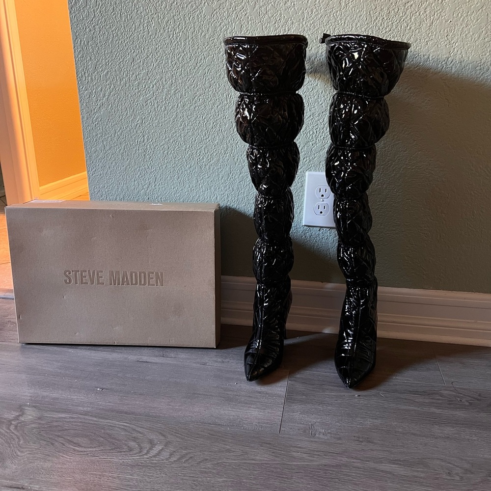 Steve Madden Black Quilted Over-the-Knee Boots SMOKING HOT! - Picture 3 of 3
